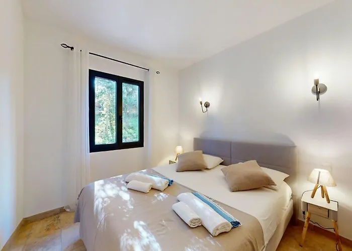 With Pool Between Porto-vecchio And Bonifacio 索塔