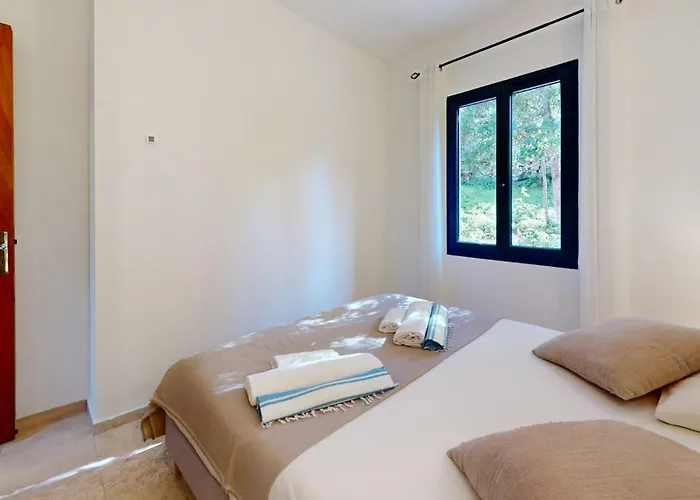 With Pool Between Porto-vecchio And Bonifacio 索塔