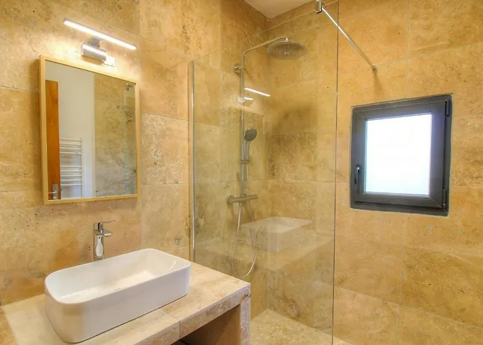 With Pool Between Porto-vecchio And Bonifacio 索塔