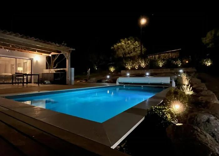 With Pool Between Porto-vecchio And Bonifacio 索塔